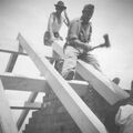 Ernst Küpfer Senior und Hansruedi Küpfer beim Schulhausbau 1957